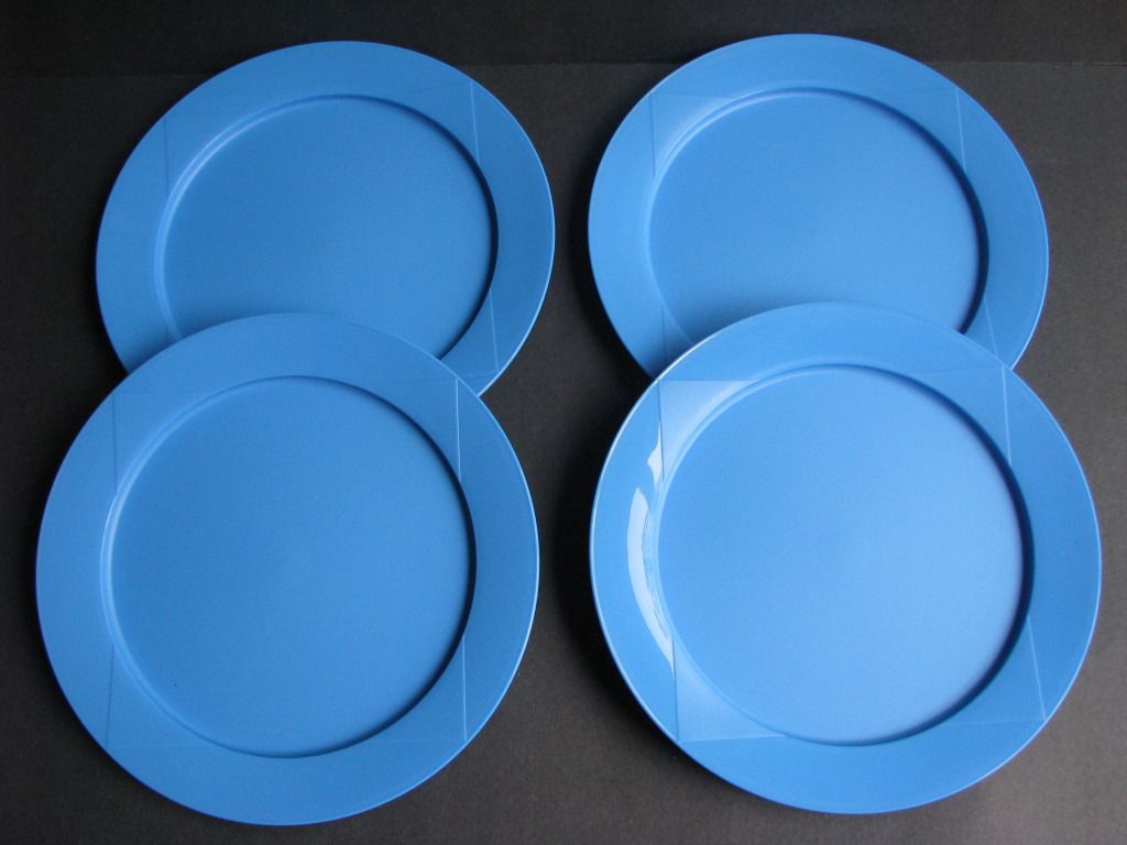 Tupperware Picnic Plates 4 pc Stackable 9.75" Host Set Light Blue