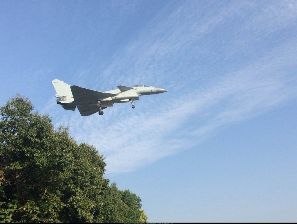 http://i988.photobucket.com/albums/af8/My-Military-Photos/PRC/Air/J-10B/J10B_48.jpg