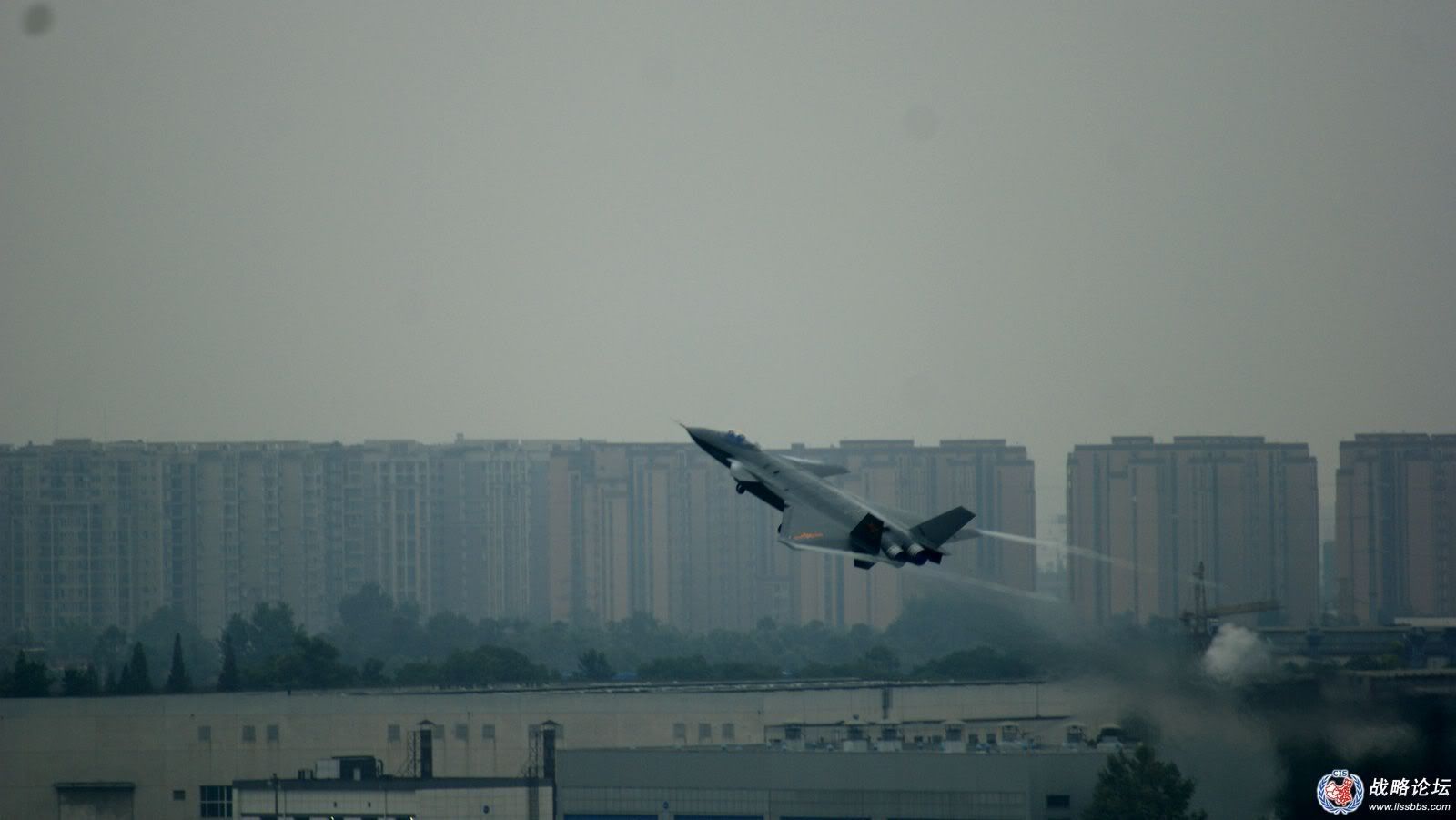 http://i988.photobucket.com/albums/af8/My-Military-Photos/PRC/Air/J-20/J20_23.jpg