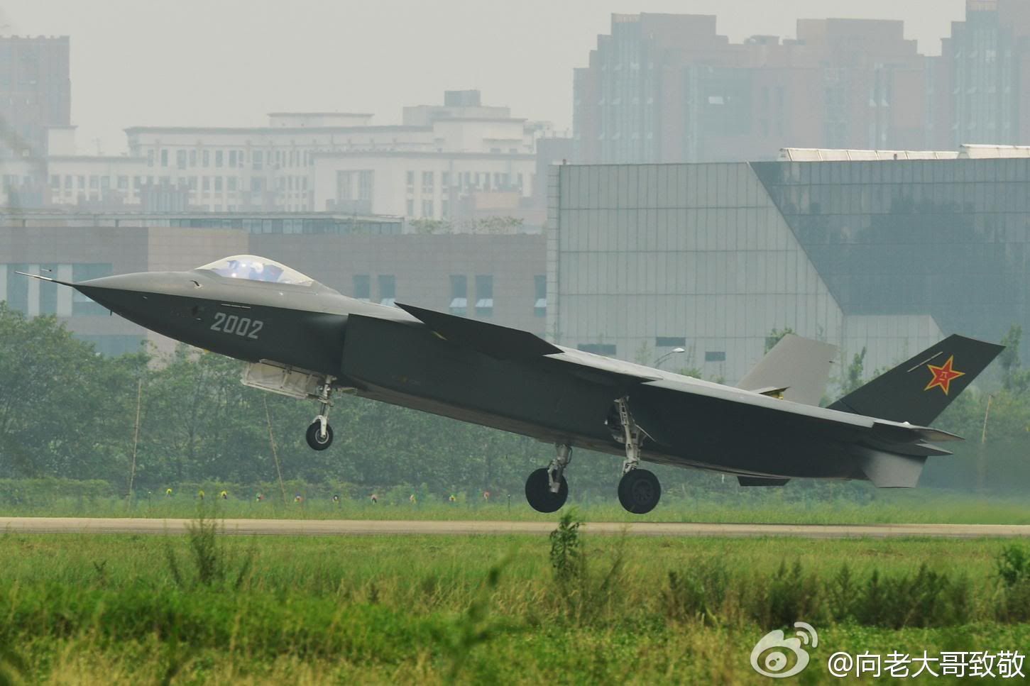 http://i988.photobucket.com/albums/af8/My-Military-Photos/PRC/Air/J-20/J20_24.jpg