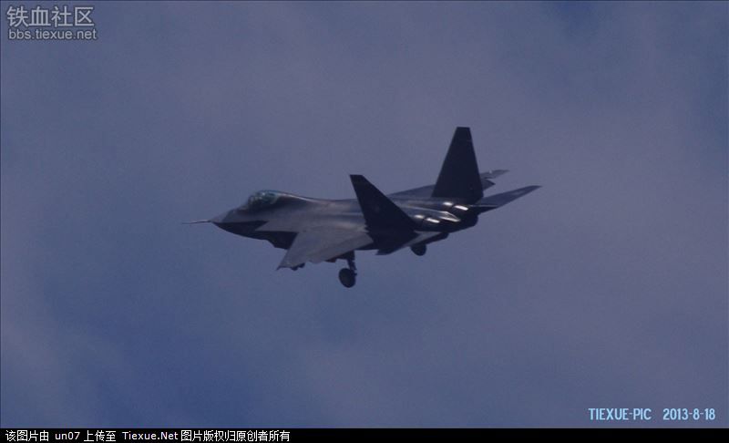 http://i988.photobucket.com/albums/af8/My-Military-Photos/PRC/Air/J-31/J31_2.jpg